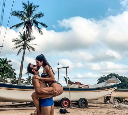 Kelly Baron arrasa em biquíni