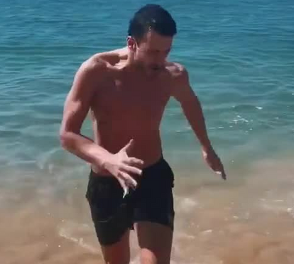 Olha olha! Ruben Rua também está na praia... e bem animado
