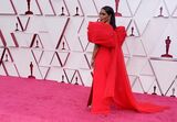  Angela Bassett em Alberta Ferretti