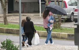 Dor e sofrimento: Sara Barradas a caminho da prisão para visitar a mãe com irmã ao colo