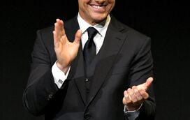 Tom Cruise devolve Globos de Ouro em protesto sobre polémica associação