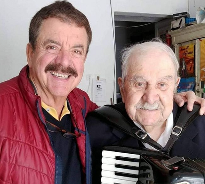 Lágrimas de dor: Quim Barreiros não contém a emoção no último adeus ao pai