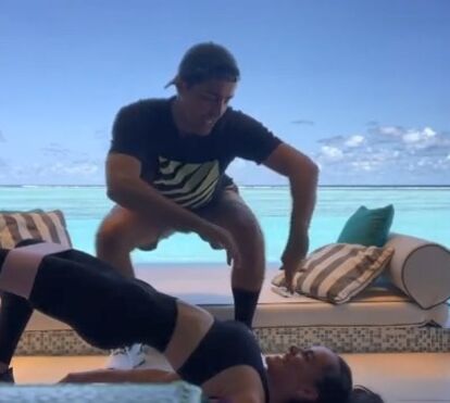 Luxo! Ricardo Pereira e mulher namoram em cenário paradisíaco nas Maldivas