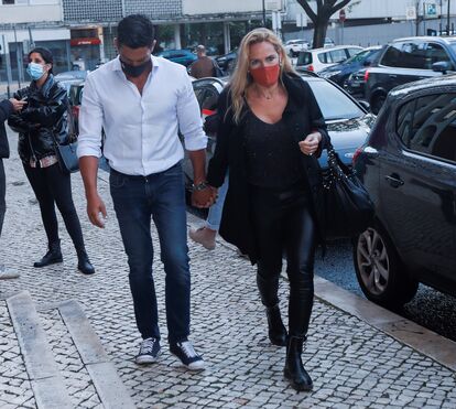 Fernanda Serrano e Ricardo Pereira apaixonados e de mãos dadas no teatro