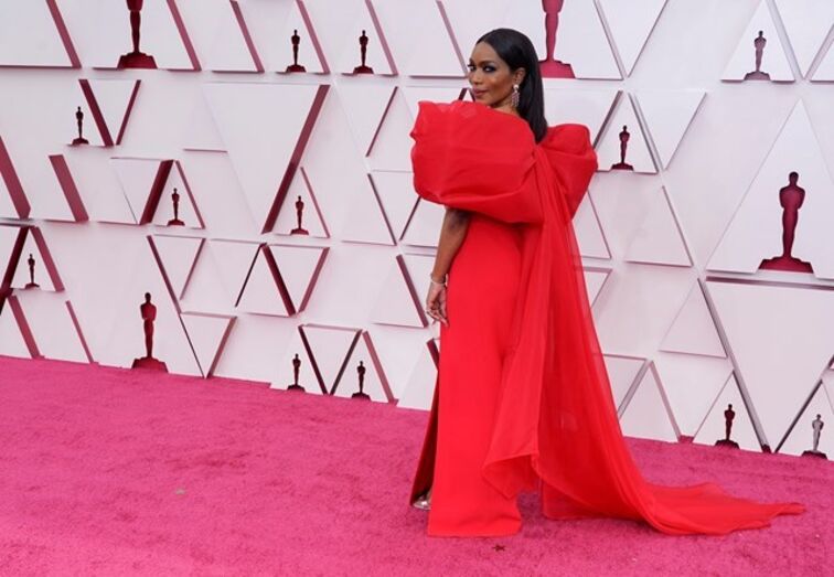  Angela Bassett em Alberta Ferretti