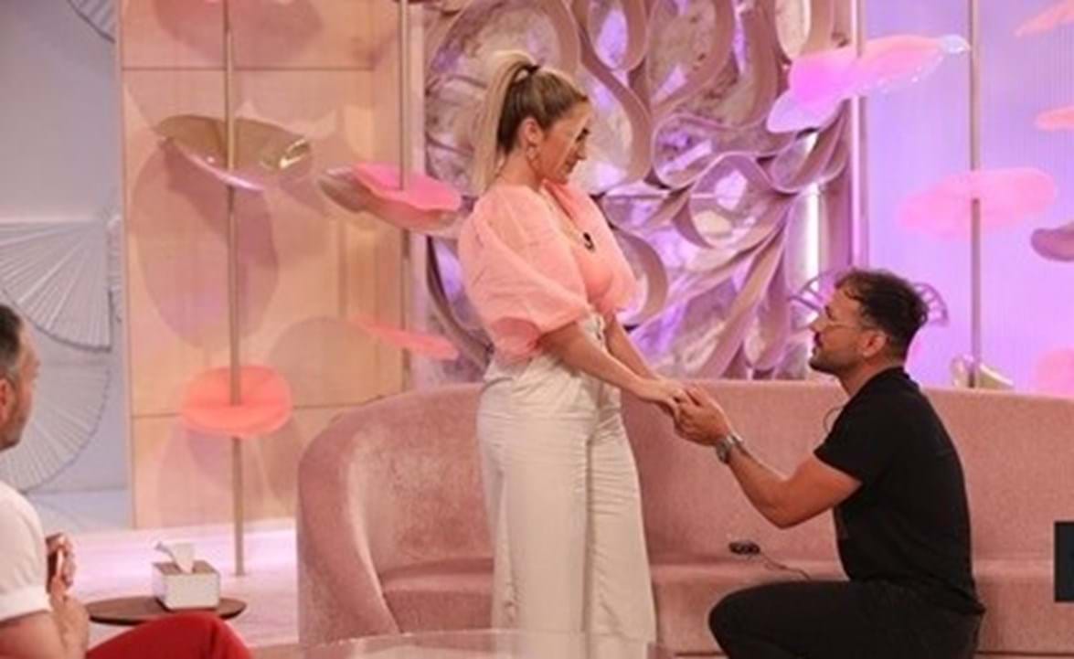 Ela até chorou com a surpresa! André Abrantes pede Zena em casamento em direto na TVI - Nacional imagem