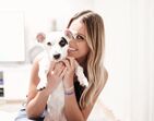 Jani Gabriel com o cão, Thor