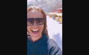  Cristina Ferreira não resiste e corre ao mar com amigo: "vestidos e tudo"
