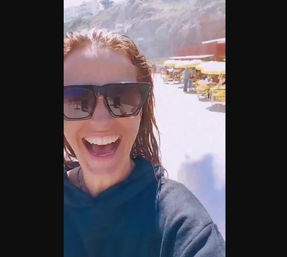 Cristina Ferreira aproveita calor para mergulhar no mar da Ericeira... vestida e tudo