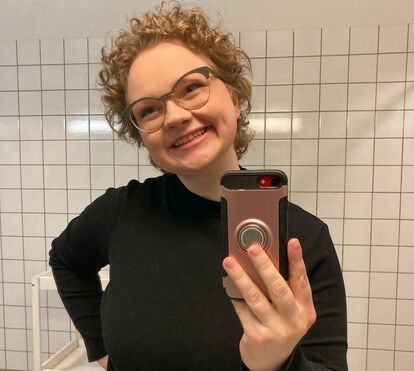 Grávida e vacinada testa positivo à covid-19. Cantora da Islândia na Eurovisão está infetada