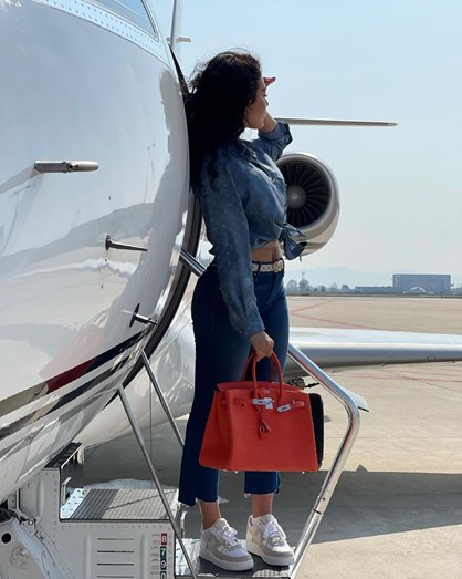 El 'look' de Georgina para volar en jet: camisa de Louis Vuitton