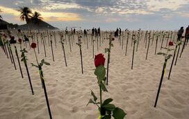 Com mais de 500 mil mortes no Brasil, Praia de Copacabana enche-se de rosas em homenagem às vítimas