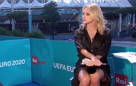 Tudo à mostra?! Apresentadora italiana esquece-se que não tinha roupa interior e mostra demais