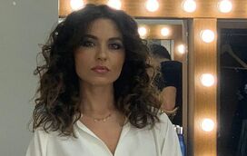 Depois da mudança de visual, Sara Barradas refugia-se de férias com a filha no Porto, sem José Raposo