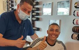 Fora da lei: avançado do Benfica a cumprir quarentena obrigatória apanhado em restaurante