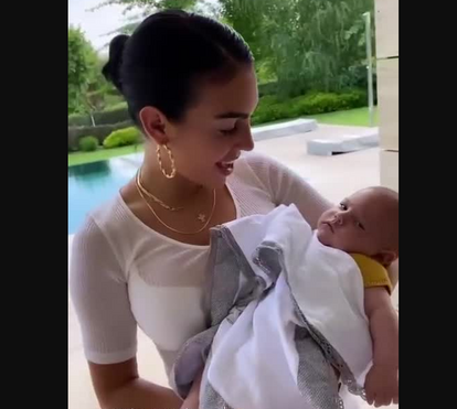Georgina Rodríguez encantadora com bebé da amiga ao colo