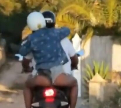 Carolina Patrocínio usa calções super reduzidos e mostra demais a andar de mota com o marido