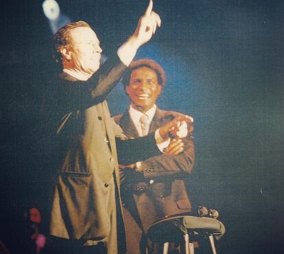 Julio Iglesias não é visto há quatro anos, ninguém sabe onde vive e Miranda, a mulher, também está desaparecida