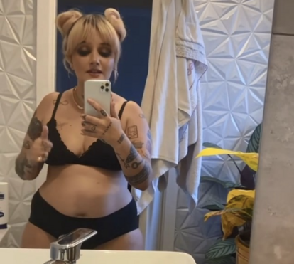 Carolina Deslandes deixa mensagem inspiradora em fato de banho: 'Corpo, adoro-te'