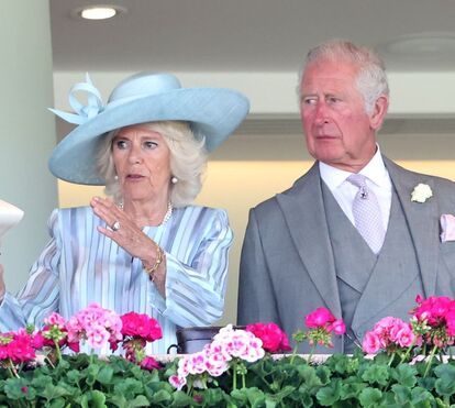 A extravagância de Royal Ascot está de volta com a presença da família real... mas com uma ausência de peso
