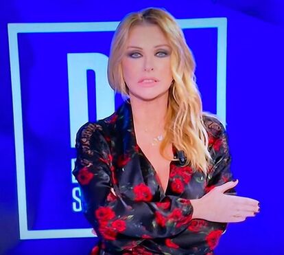 A Sharon Stone italiana! O descruzar de pernas 'sexy' de Paola Ferrari no Euro 2020 já é viral