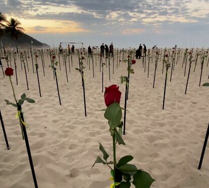Com mais de 500 mil mortes no Brasil, Praia de Copacabana enche-se de rosas em homenagem às vítimas