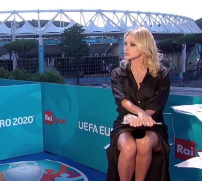 Tudo à mostra?! Apresentadora italiana esquece-se que não tinha roupa interior e mostra demais