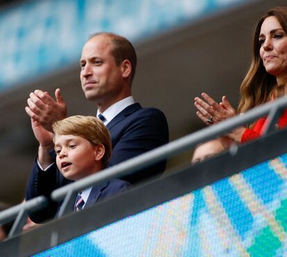 Príncipe George rouba protagonismo aos pais durante jogo da  Inglaterra
