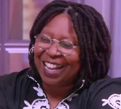 A viver com dores intensas, Whoopi Goldberg obrigada a andar de andarilho