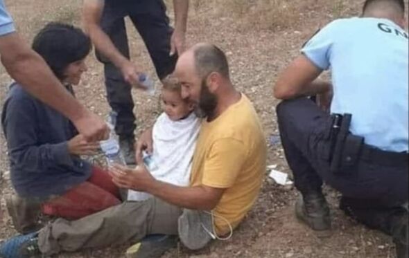 Noah e os pais no momento em que o menino foi encontrado