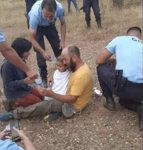 Noah e os pais no momento em que o menino foi encontrado