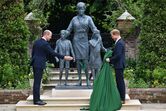 Harry, William, Diana, estátua