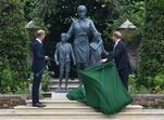 Harry, William, Diana, estátua