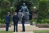Harry, William, Diana, estátua