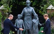 Harry, William, Diana, estátua