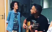 Filho de Mariza encanta mais vez ao mostrar talento para a música