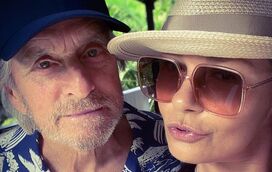 Catherine Zeta-Jones e Michael Douglas mostram paixão em escapadela romântica