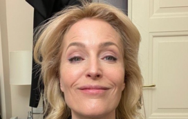 Gillian Anderson diz adeus aos soutiens: “Não me importo que os meus peitos desçam até ao umbigo”