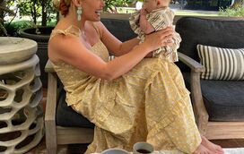 Hilary Duff surpreende fãs e revela fotos do parto em casa