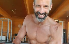 4 meses após a separação, Gustavo Santos mostra a nova namorada