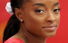 Mesmo a perder, Simone Biles volta a fazer História