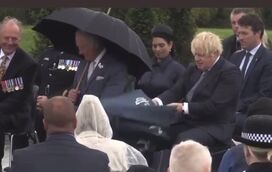  Insólito. Veja a luta do primeiro-ministro inglês Boris Johnson contra... um chapéu de chuva