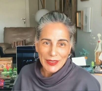 Quer deixar de pintar o cabelo? Saiba como manter os grisalhos bonitos sem parecer descuidada 