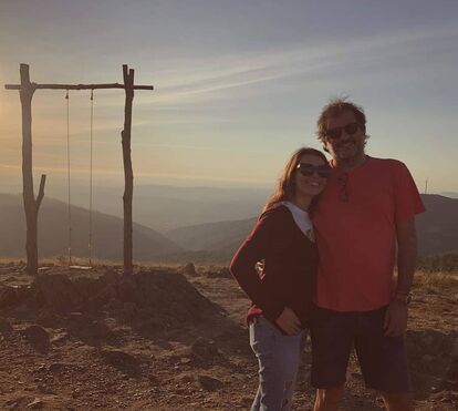 Carlos M. Cunha, padre da novela 'Festa é Festa', está noivo. Ela é 26 anos mais nova