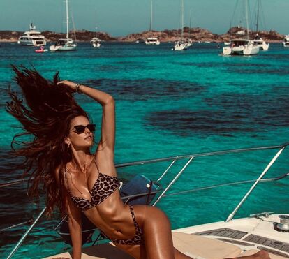 Modelo Izabel Goulart não esconde nada nas férias de luxo na Grécia