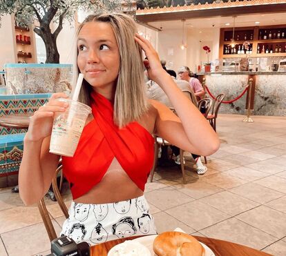 Basta um lenço de seda para conseguir criar várias peças cheias de estilo para este verão