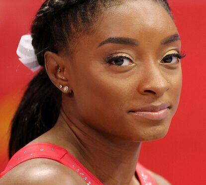 Mesmo a perder, Simone Biles volta a fazer História