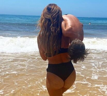 Após desmaiar durante gravações, Maria Cerqueira Gomes recupera energias na praia... e mostra bumbum perfeito