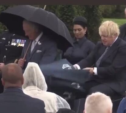  Insólito. Veja a luta do primeiro-ministro inglês Boris Johnson contra... um chapéu de chuva