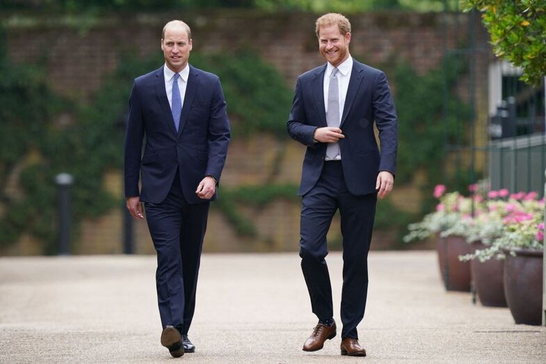 Harry, William, Diana, estátua